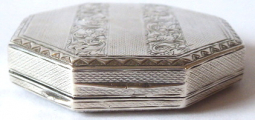 Malá stříbrná osmihranná pudřenka (4).JPG