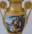Malovaná a zlacená váza s postavami v krajině  (3).JPG