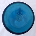 Modrý skleněný džbán s květem máku (4).JPG