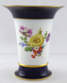 Míšeňská váza s malovanými květinami a kobaltovými pruhy (1).JPG