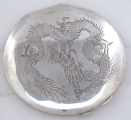 Kulatá stříbrná pudřenka s drakem (1).JPG