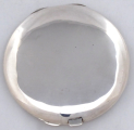 Kulatá stříbrná pudřenka s drakem (2).JPG