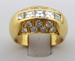 Prsten s diamantovými bagetami a brilianty, ze žlutého zlata (3).JPG