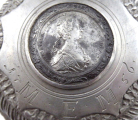 Fajánsová holba s kartušemi a stříbrnou mincí - Sasko (4).JPG