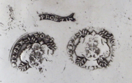 Dva cínové talíře s hebrejskými nápisy a letopočtem 1802 (3).JPG