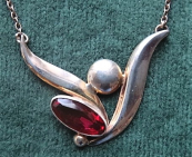 Stříbrný náhrdelník s růžovofialovým kamínkem