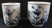 Větší a menší porcelánový kalíšek na saké