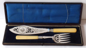 Postříbřený velký nůž a vidlice - prořezávaný ornament