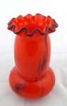 Váza z červeného a tmavě žíhaného skla