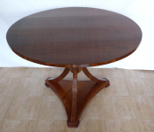Kulatý salónní stůl v ořechové dýze - Biedermeier