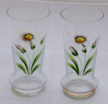 Dvě sklenice s bílými květy Protěže alpské