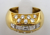 Prsten ze žlutého zlata s diamantovými bagetami a brilianty