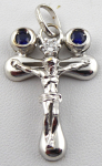 Kříž z bílého zlata s diamantem a párovými modrými safíry