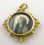 Zlacený stříbrný medailon s Pannou Marií a Ježíšem Kristem