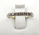 Prsten Riviéra z bílého zlata se sedmi přírodními diamanty