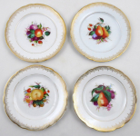 Variace čtyř talířů s malovaným ovocem