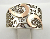 Stříbrný a zlacený prstýnek s ornamenty