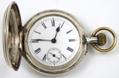 Stříbrné tříplášťové kapesní hodinky s festony a monogramem