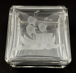 Ručně broušená skleněná dóza s korábem