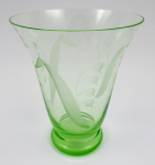 Váza z uranového skla s konvalinkami