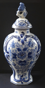 Váza s víčkem fajánsová -Delft (1).JPG