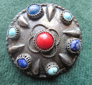 Brož stříbrná tepaná s kamínky (1).JPG