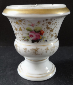 Porcelánová vázička s příčkou (1).JPG