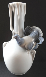 Váza s okrasným holubem - Ilmenau, Metzler & Ortloff (1).JPG