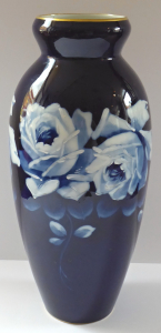 Kobaltová porcelánová váza, s růžemi - Dubí ( Eichwald ) (1).JPG