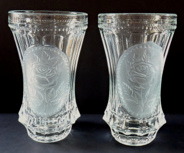 Dvě sklenice z lisovaného a matného skla, s růží (1).JPG