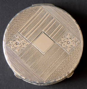 Malá stříbrná kulatá pudřenka, zdobená (1).JPG