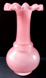 Vázička z růžového zpěněného skla  (1).JPG