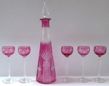 Karafa a pět vysokých skleniček, čiré a růžové sklo (1).JPG
