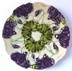 Secesní talířek s fialovými květy - Schutz, Cilli (1).JPG