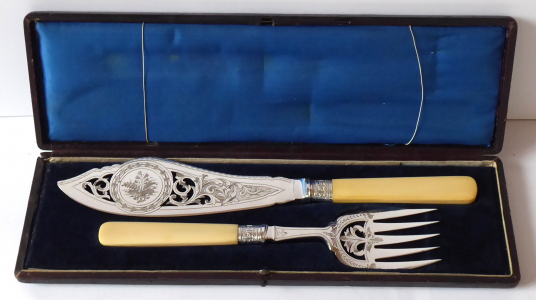 Postříbřený velký nůž a vidlice - prořezávaný ornament (1).JPG