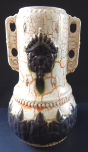 Secesní keramická váza, reliéfní ornament a medailon (1).JPG