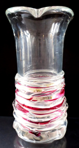 Silnostěnná váza opřádaná rubínovými a bílými nitěmi (1).JPG