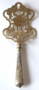 Dekorativní lopatka s prořezávaným ornamentem a gravírováním (1).JPG