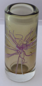 Váza s růžovobílým květem - Petr Hora, Škrdlovice (1).JPG