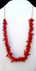Zlatý řetízek s náhrdelníkem ze sekaného červeného mořského korálu (1).JPG