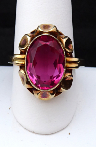 Zlacený stříbrný prsten s růžovým kamenem (1).JPG