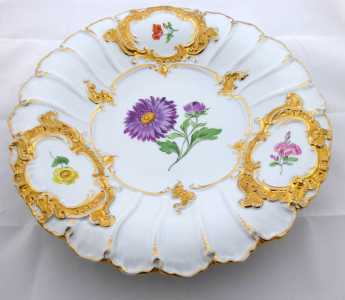 Míšeňský talíř se zlatými kartušemi a malovanými květinami (1).JPG