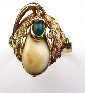 Zlatý prsten s dubovými listy, grandlí a chryzoprasem (1).JPG