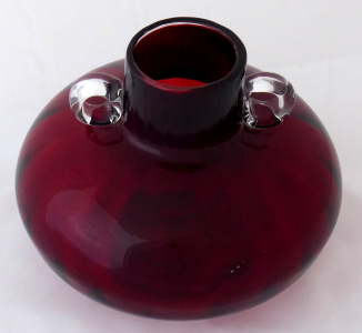 Kulovitá váza, bezbarvé a rubínové sklo - kulaté úchyty (1).JPG