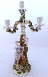 Dívka s květinami, růžemi, s andílkem - Velký porcelánový svícen (1).JPG