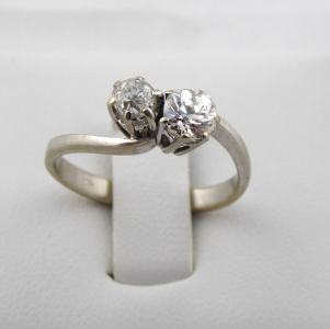 Prsten z bílého zlata a dvěma diamanty 0,75 ct (1).JPG