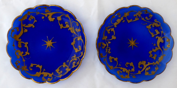 Dva skleněné kobaltové talířky, malovaný ornament - Biedermeier (1).JPG