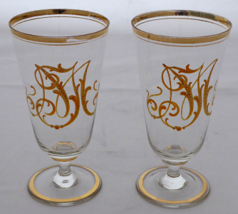 Dvě skleničky se zlaceným monogramem (1).JPG