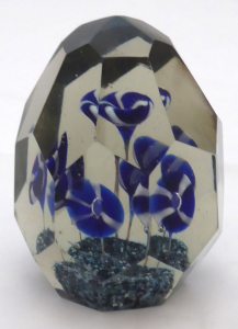 Těžítko s pěti modrobílými květy (1).JPG