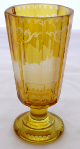 Žlutá sklenice s broušenou architekturou (1).JPG